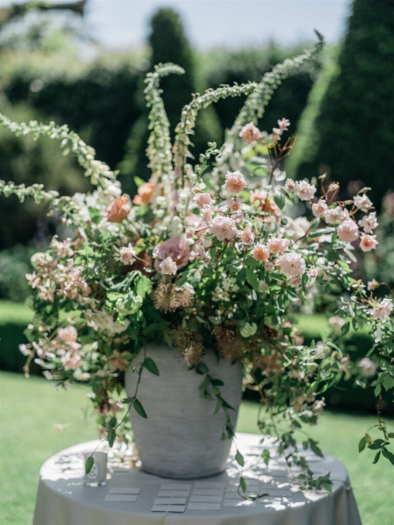 Flowers bringing scent at wedding